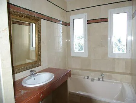 Дом отдыха Villa Alamp Super Cannes -Vue Mediterranee Exceptionnelle - 4 Chambres Avec Salles De Bain Wc - Piscine Privee Sans Vis-A-Vis - Rooftop Panoramique Валлорис
