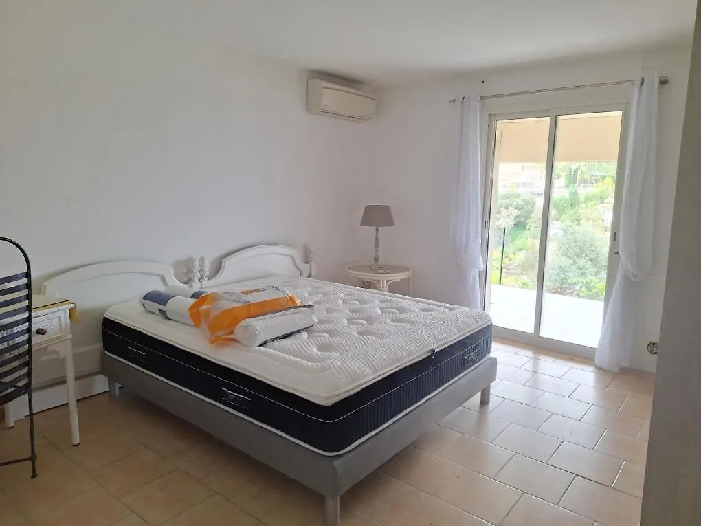 Дом отдыха Villa Alamp Super Cannes -Vue Mediterranee Exceptionnelle - 4 Chambres Avec Salles De Bain Wc - Piscine Privee Sans Vis-A-Vis - Rooftop Panoramique Валлорис