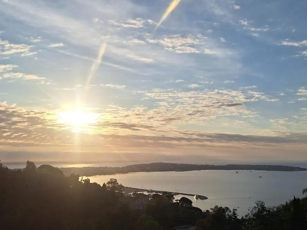 Дом отдыха Villa Alamp Super Cannes -Vue Mediterranee Exceptionnelle - 4 Chambres Avec Salles De Bain Wc - Piscine Privee Sans Vis-A-Vis - Rooftop Panoramique Валлорис Франция