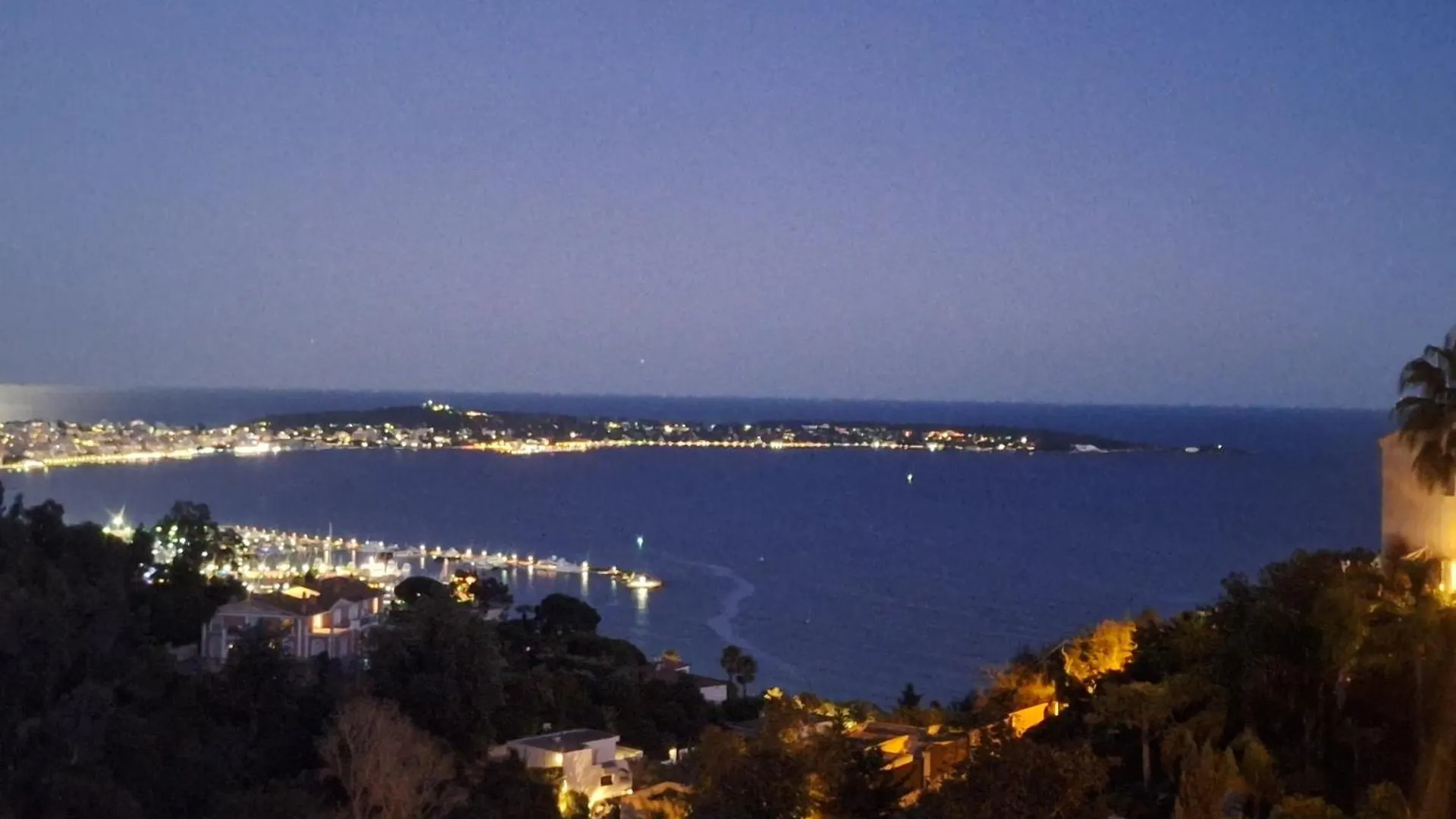 Дом отдыха Villa Alamp Super Cannes -Vue Mediterranee Exceptionnelle - 4 Chambres Avec Salles De Bain Wc - Piscine Privee Sans Vis-A-Vis - Rooftop Panoramique Валлорис